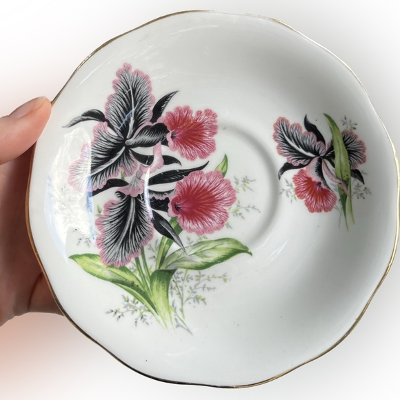 🎈2/$30 - QUEEN ANNE Fine Bone China Teacup & Saucer Set. Made in England. - Picture 4 of 6